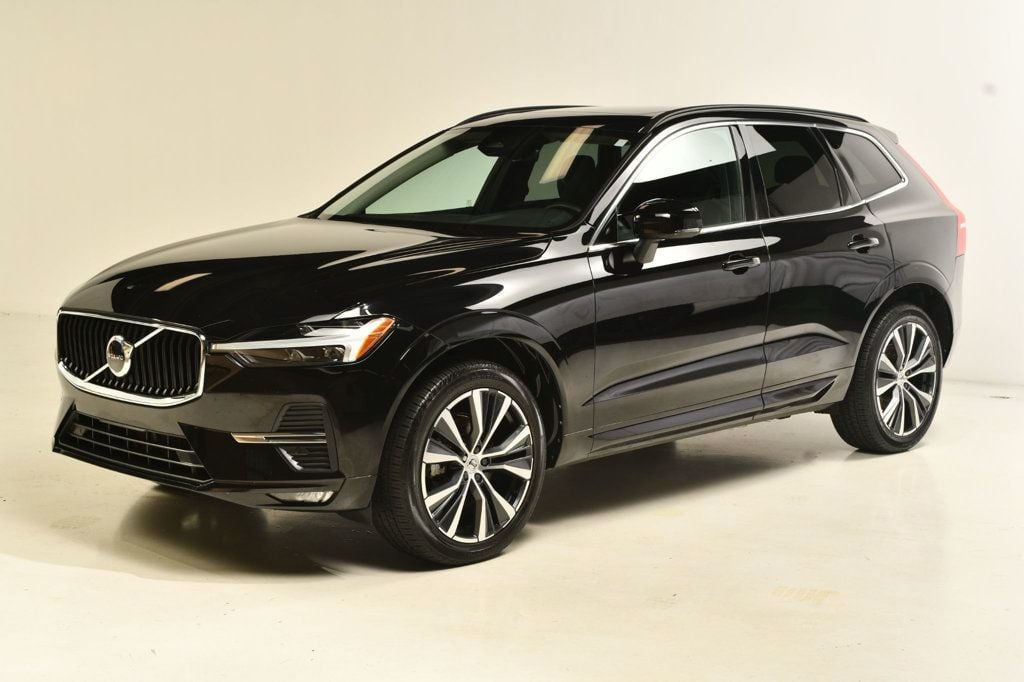 2022 Volvo XC60 T8 Momentum Hybrid photo 2