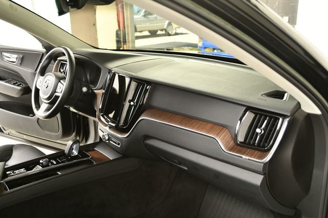 2022 Volvo XC60 B5 FWD Momentum - 22876471 - 25