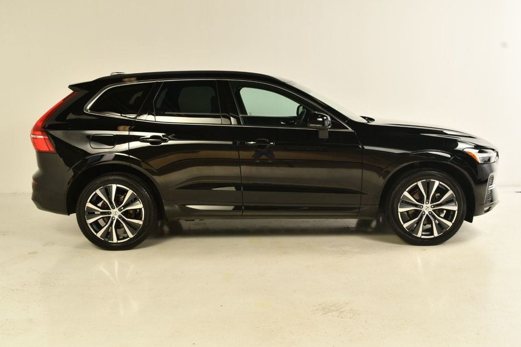 2022 Volvo XC60 T8 Momentum Hybrid photo 3