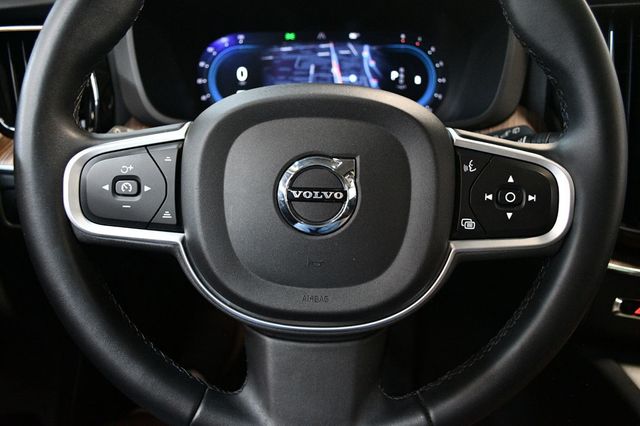 2022 Volvo XC60 B5 FWD Momentum - 22876471 - 38