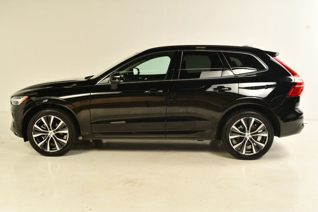 2022 Volvo XC60 T8 Momentum Hybrid photo 4