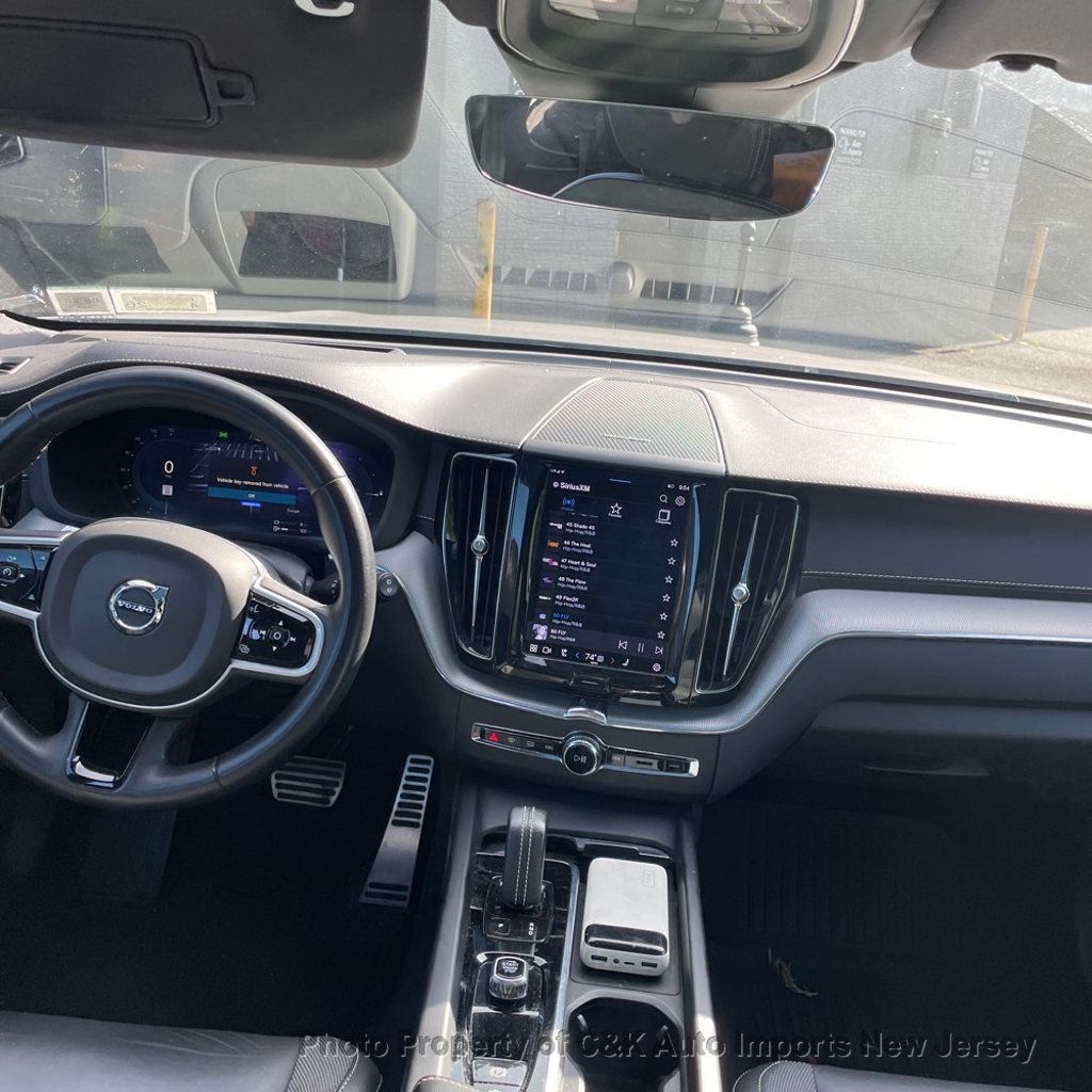 2022 Volvo XC60 Recharge T8 eAWD R-Design photo 10