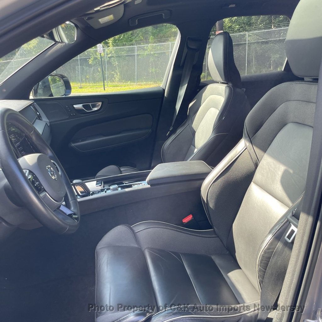 2022 Volvo XC60 Recharge T8 eAWD R-Design photo 16