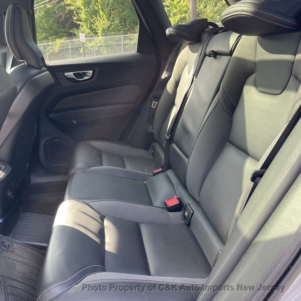 2022 Volvo XC60 Recharge T8 eAWD R-Design photo 17