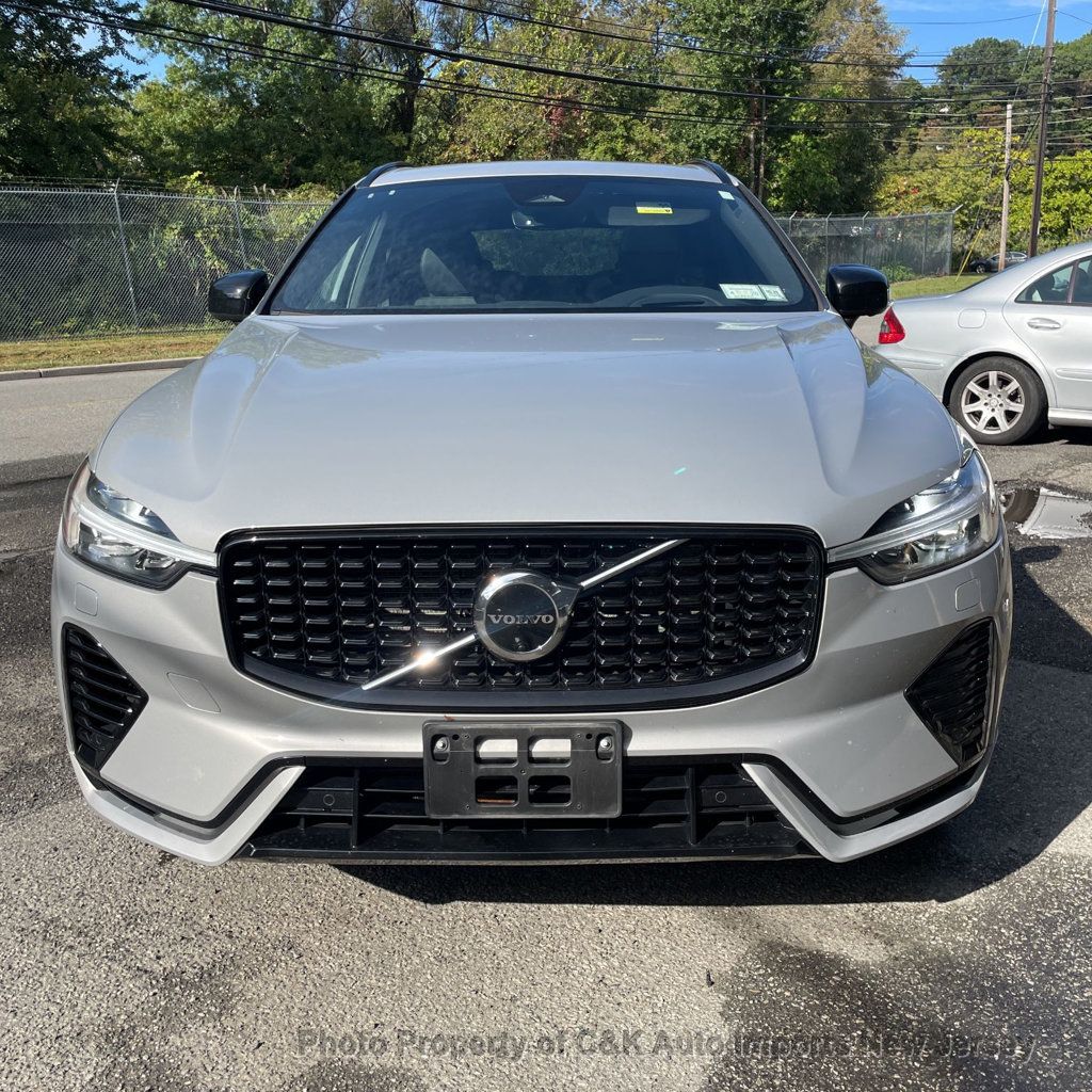 2022 Volvo XC60 Recharge T8 eAWD R-Design photo 2
