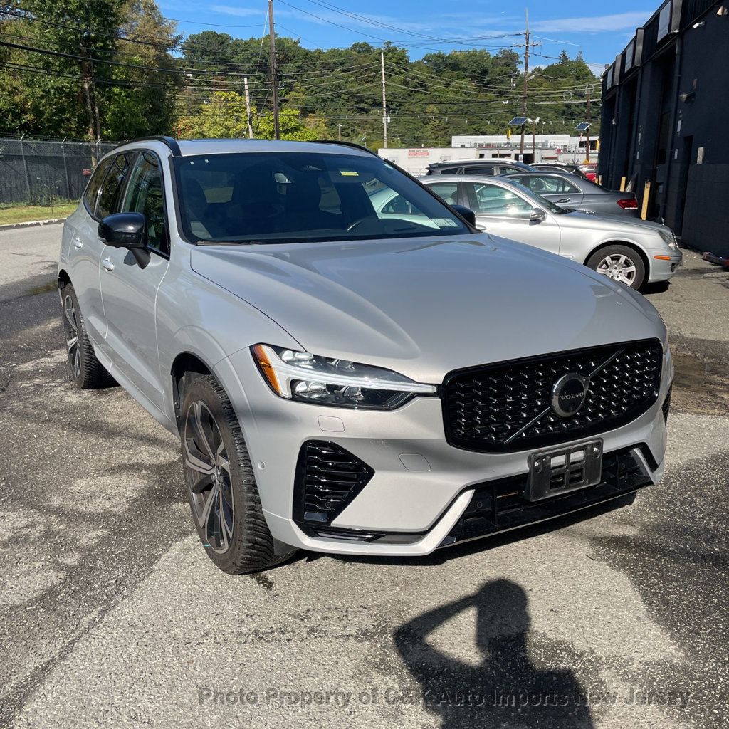 2022 Volvo XC60 Recharge T8 eAWD R-Design photo 3