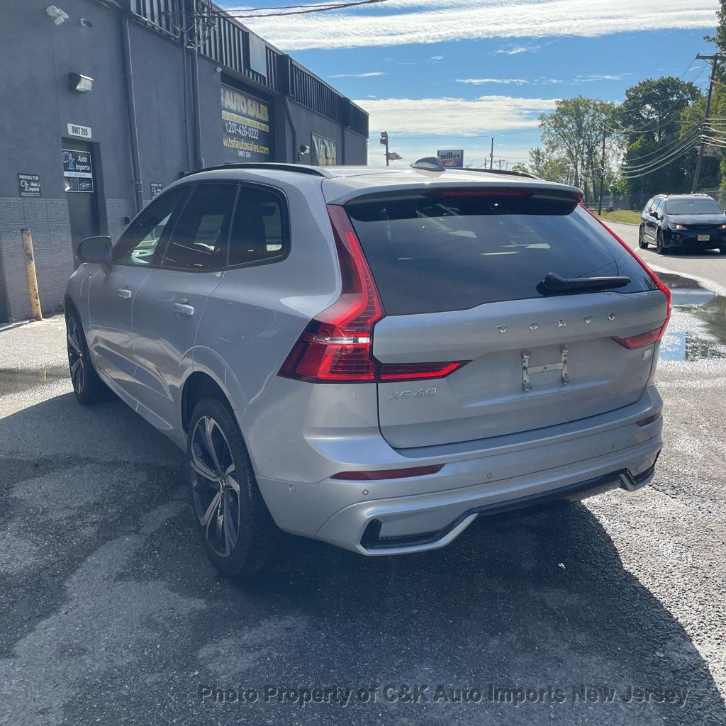 2022 Volvo XC60 Recharge T8 eAWD R-Design photo 4