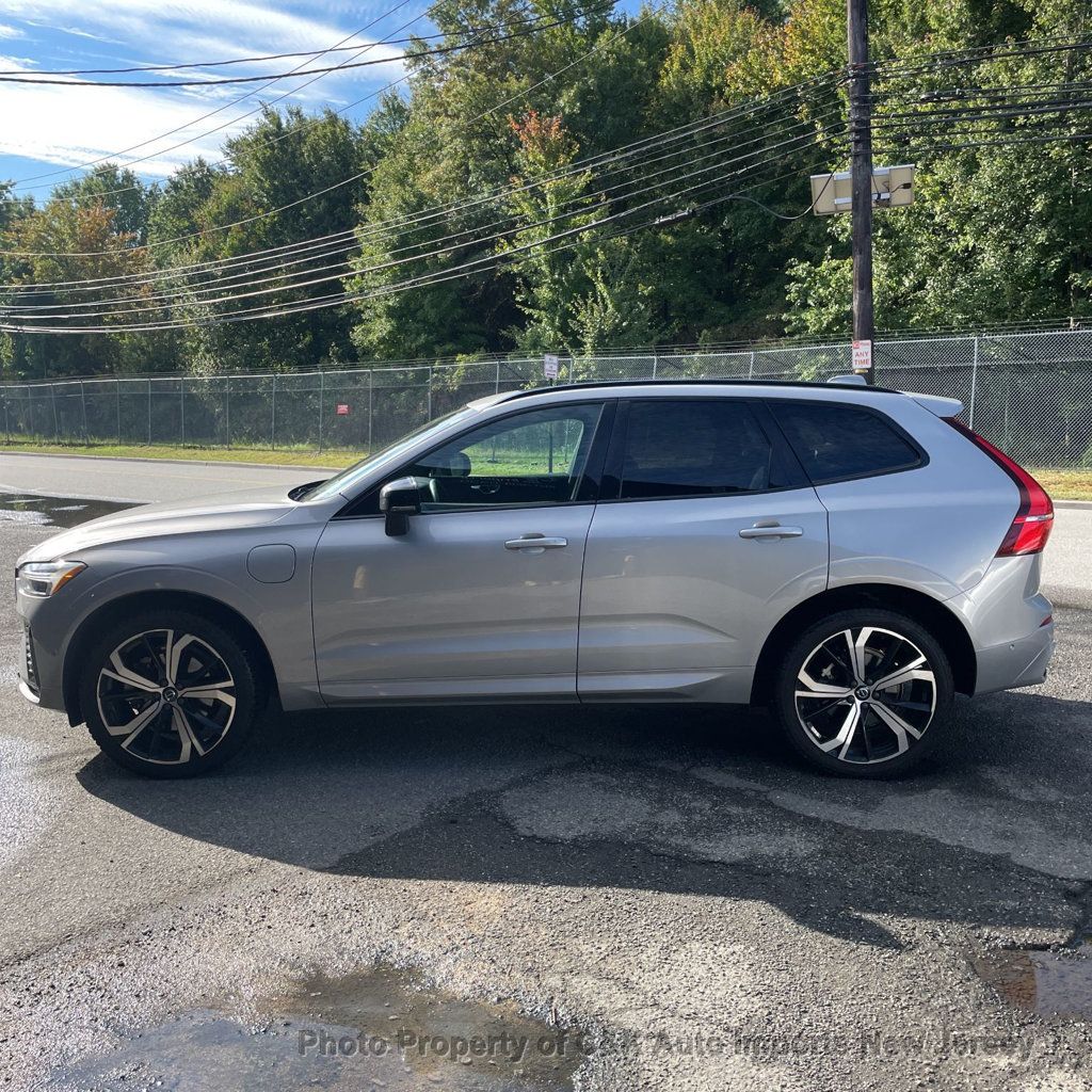 2022 Volvo XC60 Recharge T8 eAWD R-Design photo 5