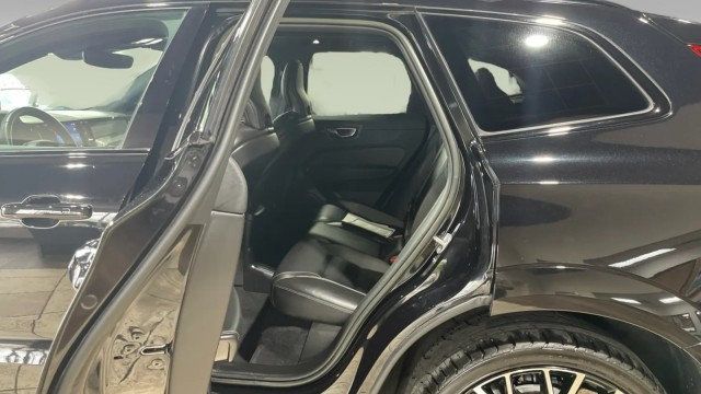 2022 Volvo XC60 Recharge Plug-In Hybrid R-Design - 22970205 - 10