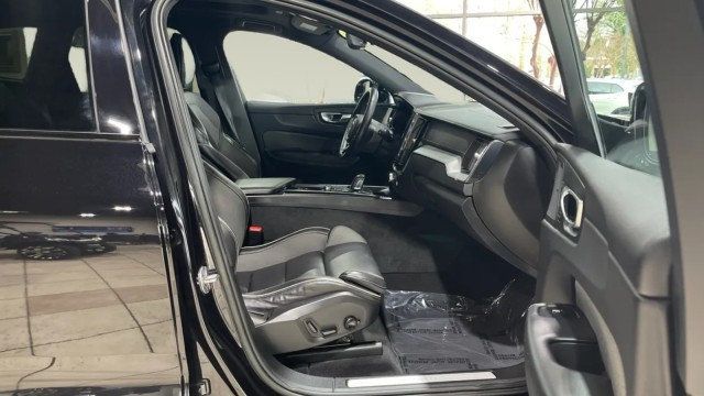 2022 Volvo XC60 Recharge Plug-In Hybrid R-Design - 22970205 - 12