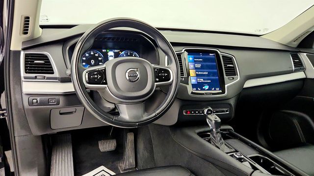 2022 Volvo XC90 T5 AWD Momentum 7P w/ Climate Package - 23072875 - 11