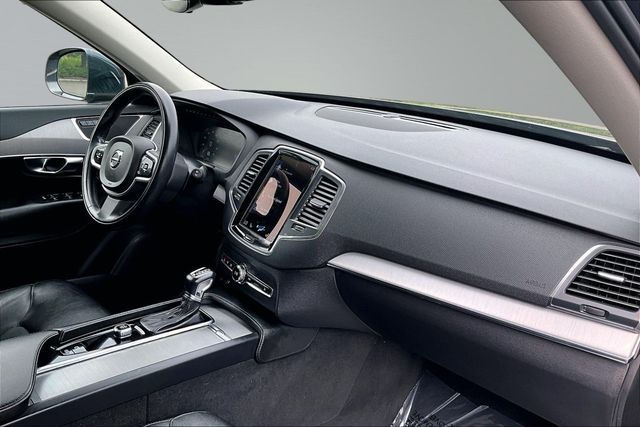 2022 Volvo XC90 T5 Momentum 7 Passenger - 23050714 - 11