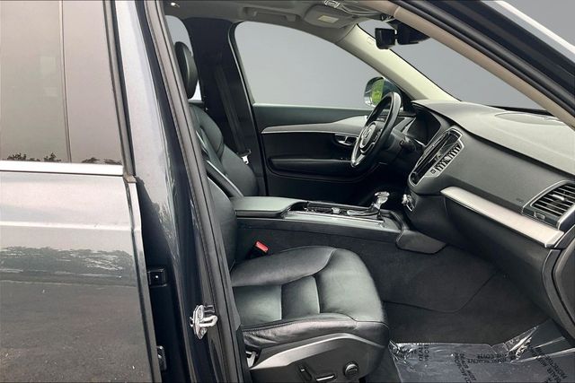 2022 Volvo XC90 T5 Momentum 7 Passenger - 23050714 - 12