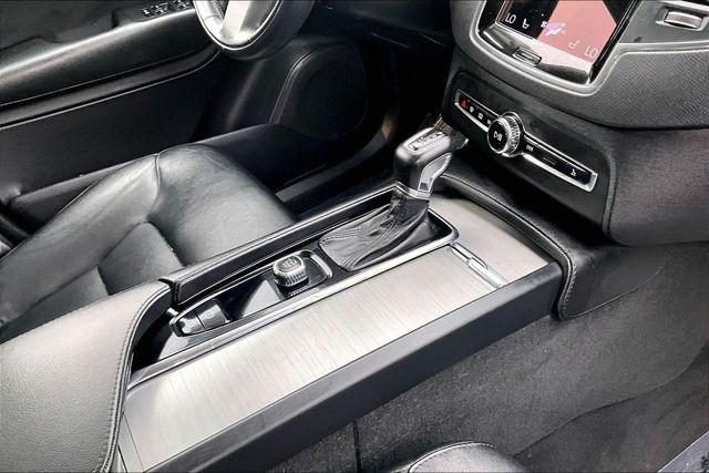 2022 Volvo XC90 T5 Momentum 7 Passenger - 23050714 - 29