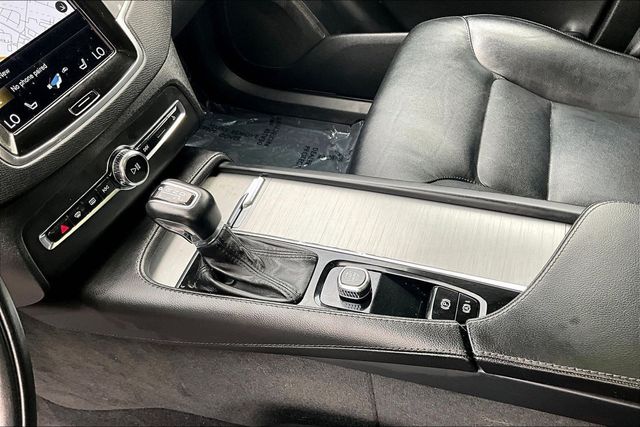 2022 Volvo XC90 T5 Momentum 7 Passenger - 23050714 - 32