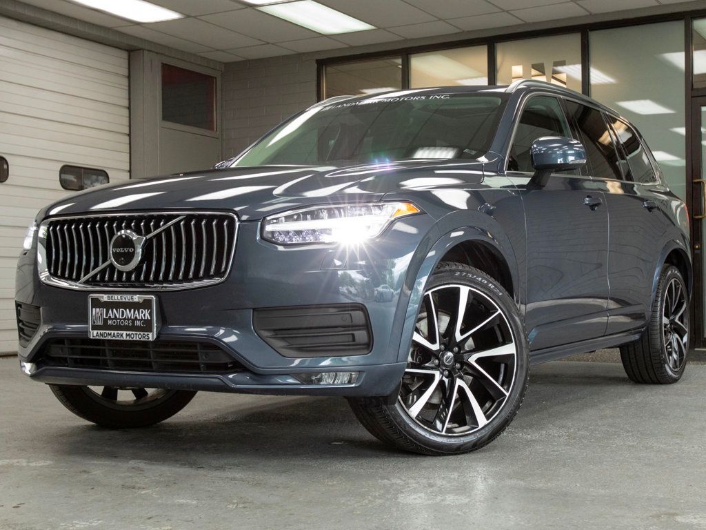 2022 Volvo XC90 T6 AWD Momentum photo 2