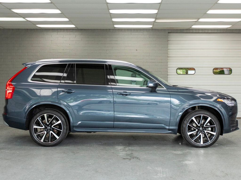 2022 Volvo XC90 T6 AWD Momentum photo 3