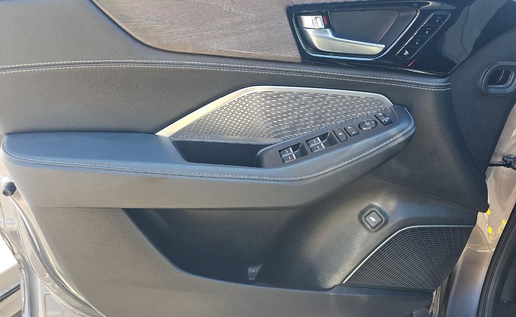 2023 Acura MDX SH-AWD Advance photo 6
