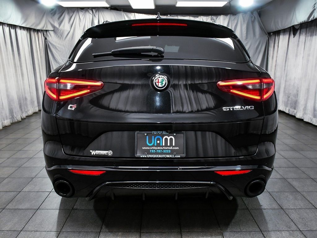 2023 Alfa Romeo Stelvio Ti photo 2