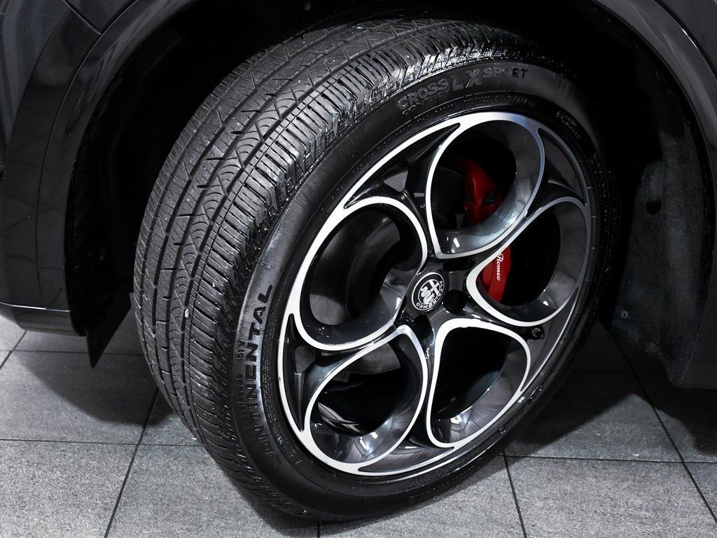 2023 Alfa Romeo Stelvio Ti photo 4