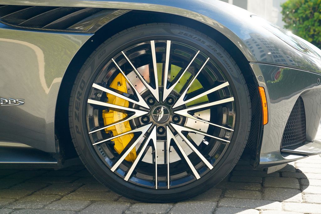 2023 Aston Martin DBS Volante - 22957582 - 33