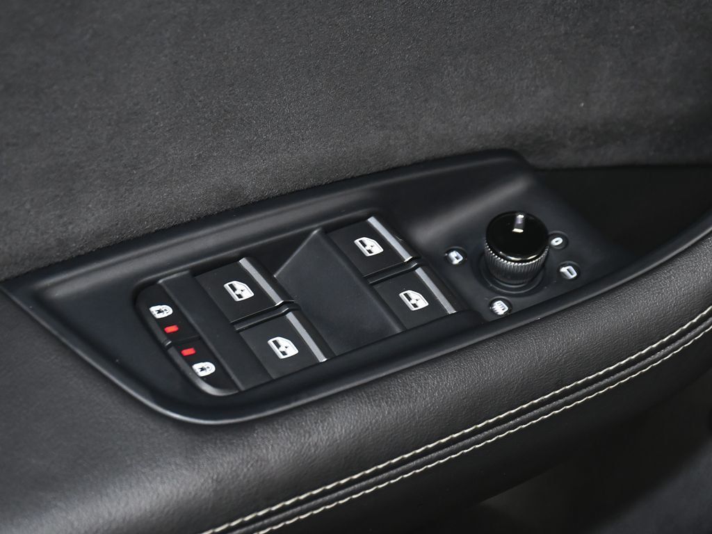 Audi SQ8 photo 10