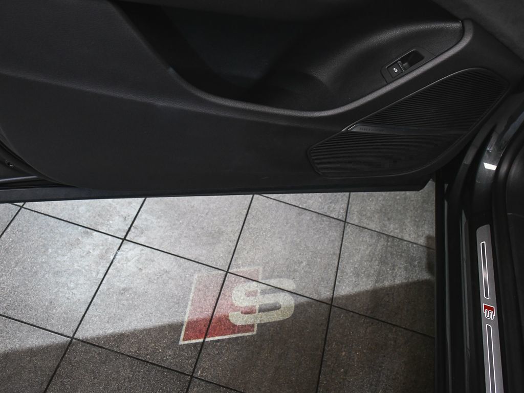 Audi SQ8 photo 12