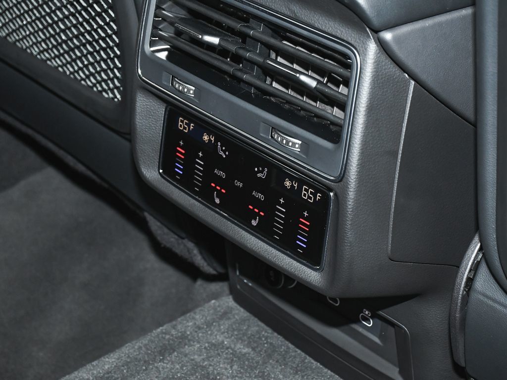 Audi SQ8 photo 60