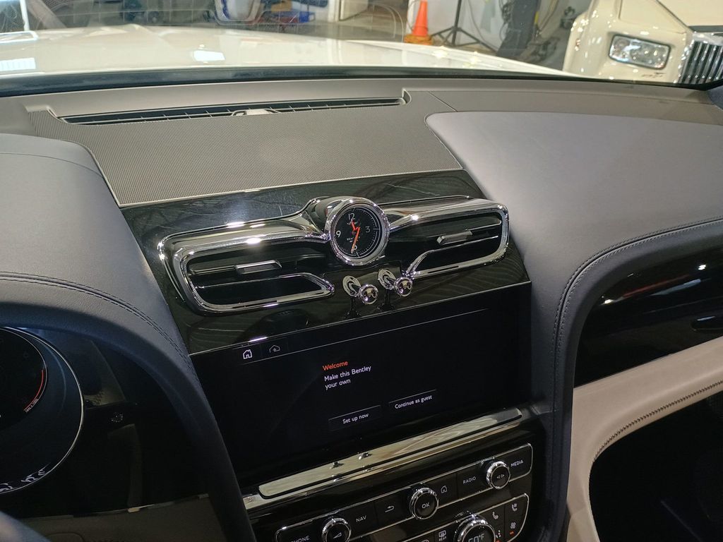 2023 Bentley Bentayga Azure AWD 1 Owner Clean Carfax - 23031117 - 22