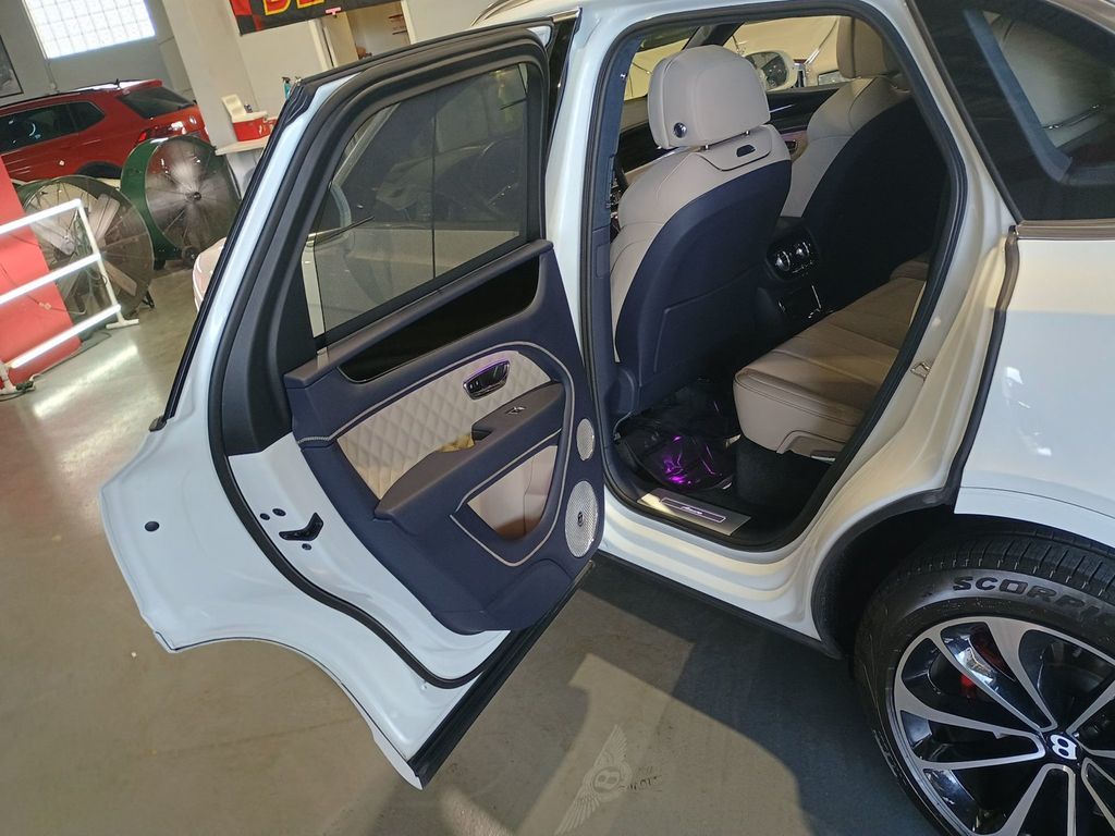 2023 Bentley Bentayga Azure AWD 1 Owner Clean Carfax - 23031117 - 29