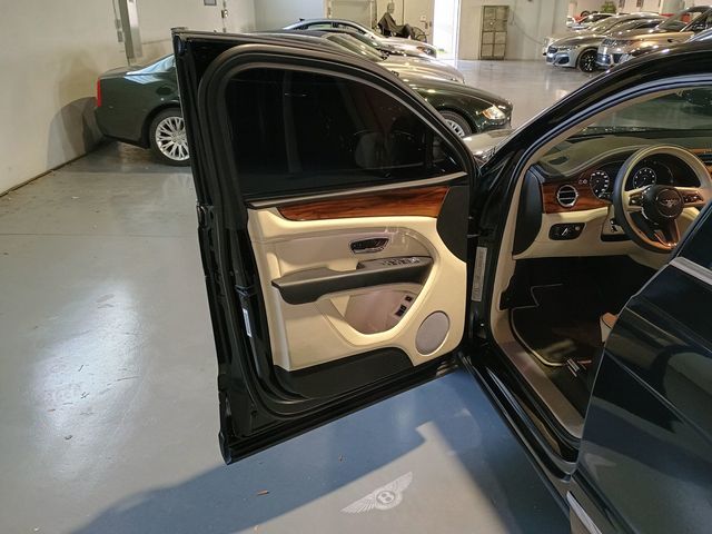 2023 Bentley Bentayga V8 AWD 1 Owner - 23008726 - 11