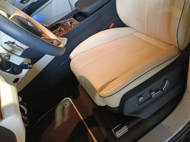 2023 Bentley Bentayga V8 AWD 1 Owner - 23008726 - 14