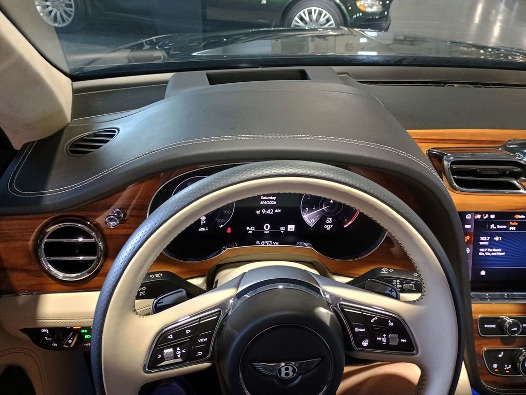 2023 Bentley Bentayga V8 AWD 1 Owner - 23008726 - 19