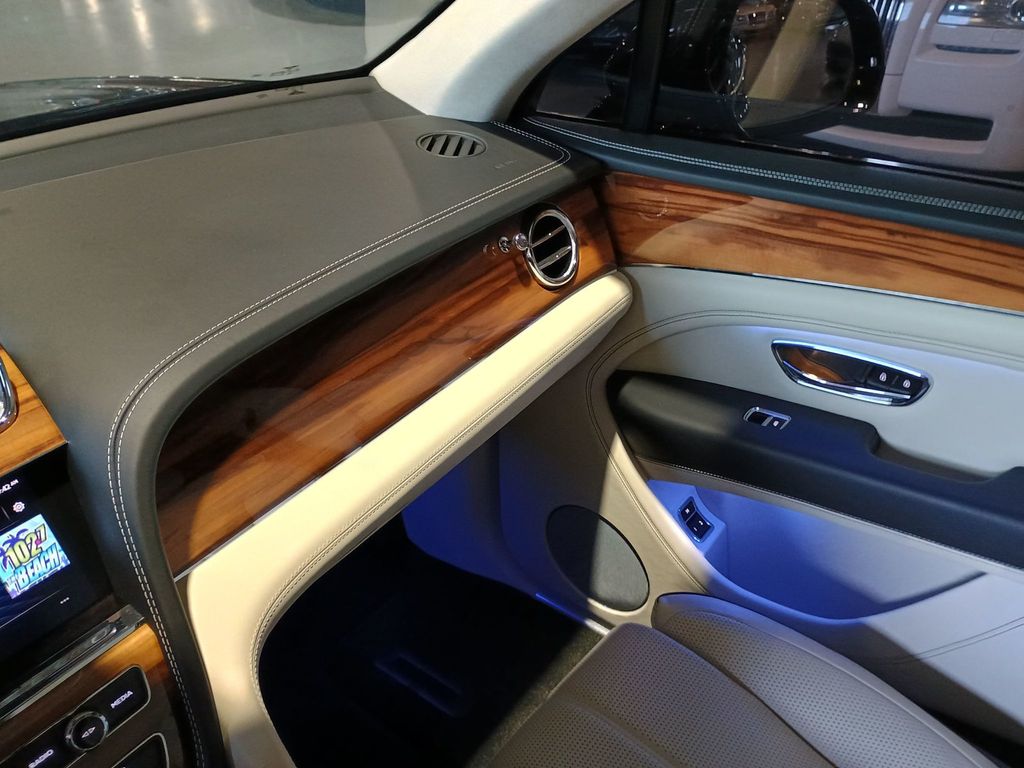 2023 Bentley Bentayga V8 AWD 1 Owner - 23008726 - 21