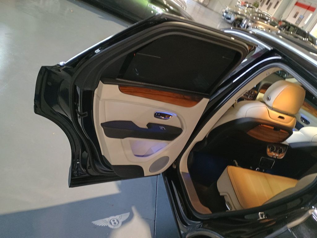 2023 Bentley Bentayga V8 AWD 1 Owner - 23008726 - 25