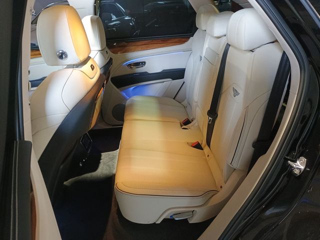 2023 Bentley Bentayga V8 AWD 1 Owner - 23008726 - 27