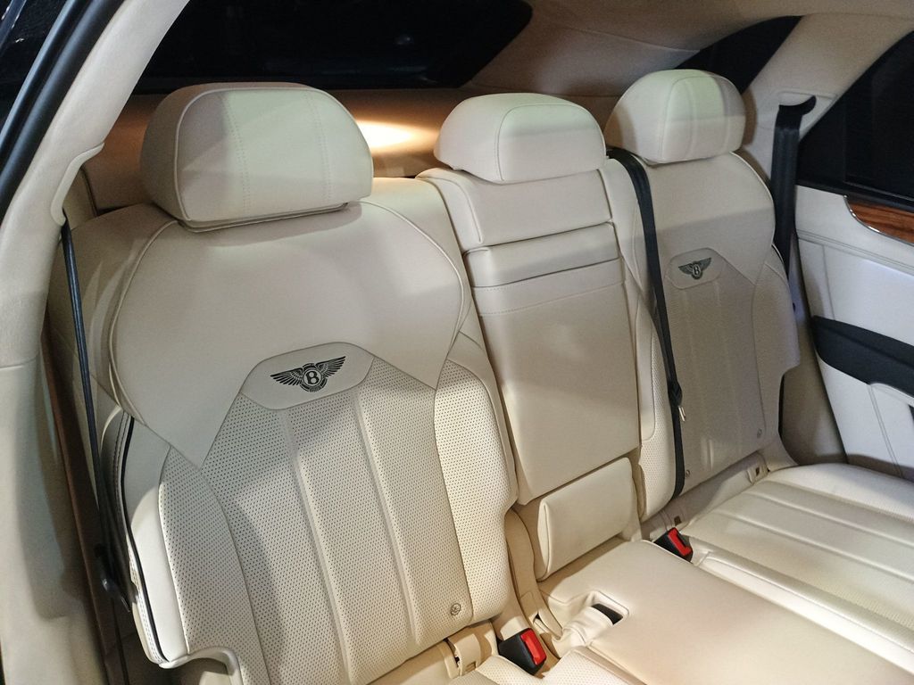 2023 Bentley Bentayga V8 AWD 1 Owner - 23008726 - 32