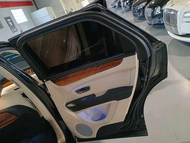 2023 Bentley Bentayga V8 AWD 1 Owner - 23008726 - 34