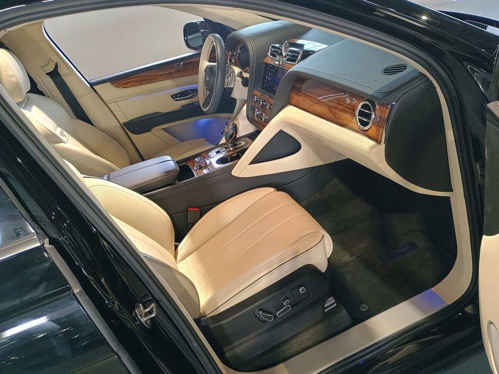 2023 Bentley Bentayga V8 AWD 1 Owner - 23008726 - 35
