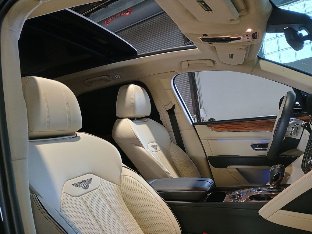 2023 Bentley Bentayga V8 AWD 1 Owner - 23008726 - 37