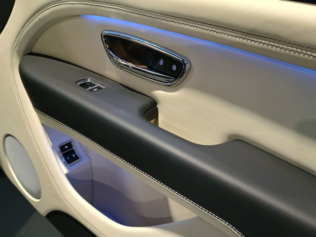 2023 Bentley Bentayga V8 AWD 1 Owner - 23008726 - 38