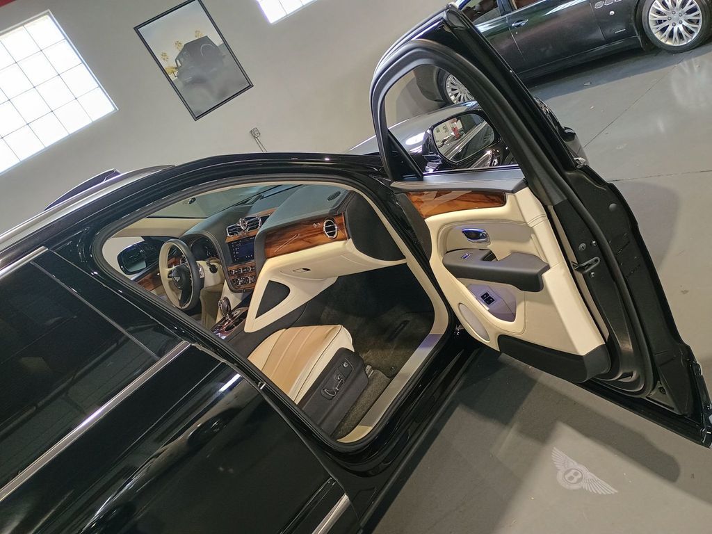 2023 Bentley Bentayga V8 AWD 1 Owner - 23008726 - 39