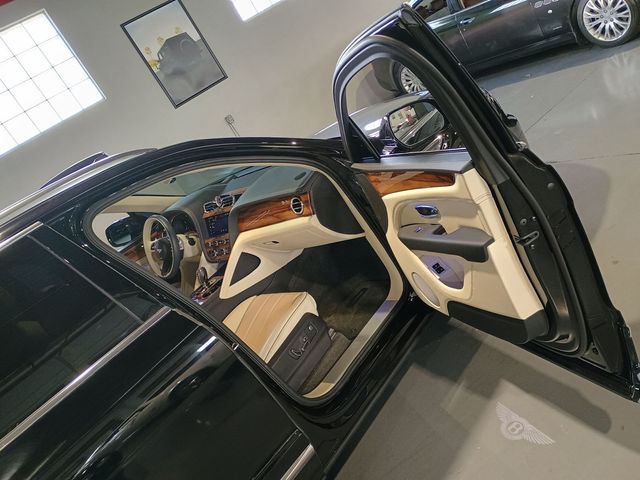 2023 Bentley Bentayga V8 AWD 1 Owner - 23008726 - 39