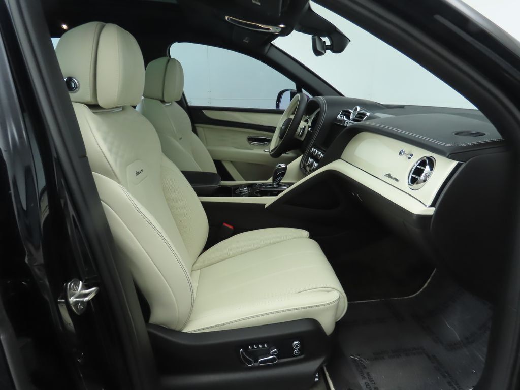 2023 Bentley Bentayga EWB Azure V8 photo 17