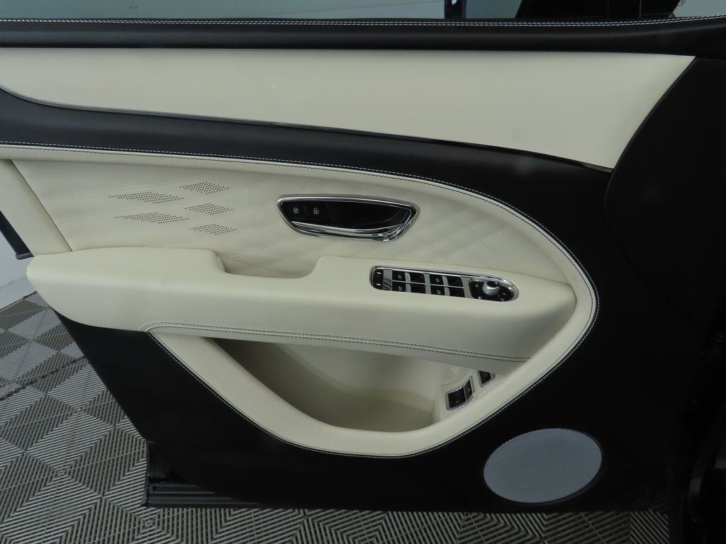 2023 Bentley Bentayga EWB Azure V8 photo 21