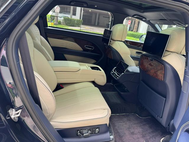 2023 Bentley Bentayga EWB V8 AWD - 23037288 - 11