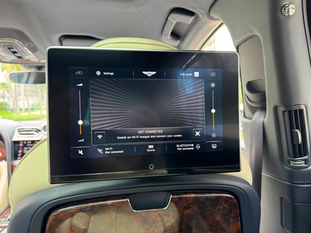 2023 Bentley Bentayga EWB V8 AWD - 23037288 - 28