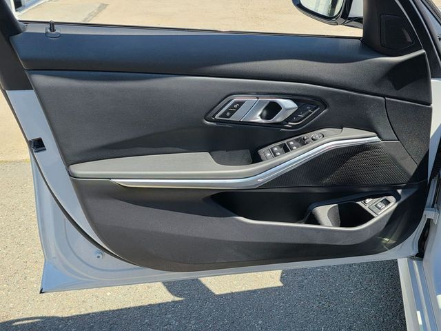 2023 BMW 3 Series 330e Plug-In Hybrid - 22911391 - 32