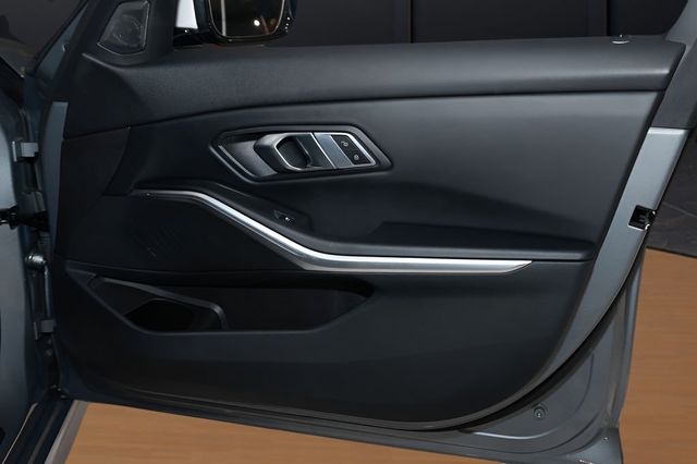 2023 BMW 3 Series 330e xDrive Plug-In Hybrid - 22980228 - 18