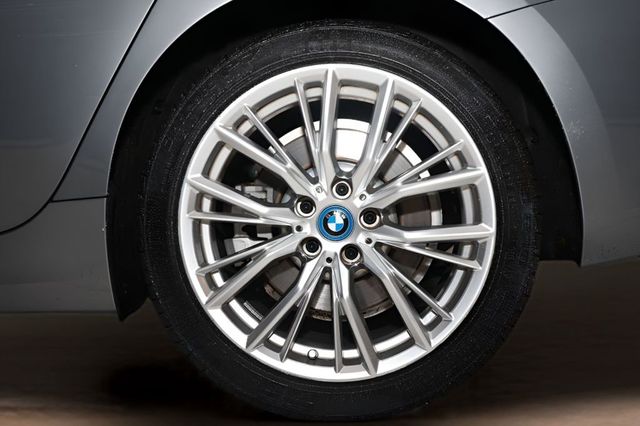 2023 BMW 3 Series 330e xDrive Plug-In Hybrid - 22980228 - 24